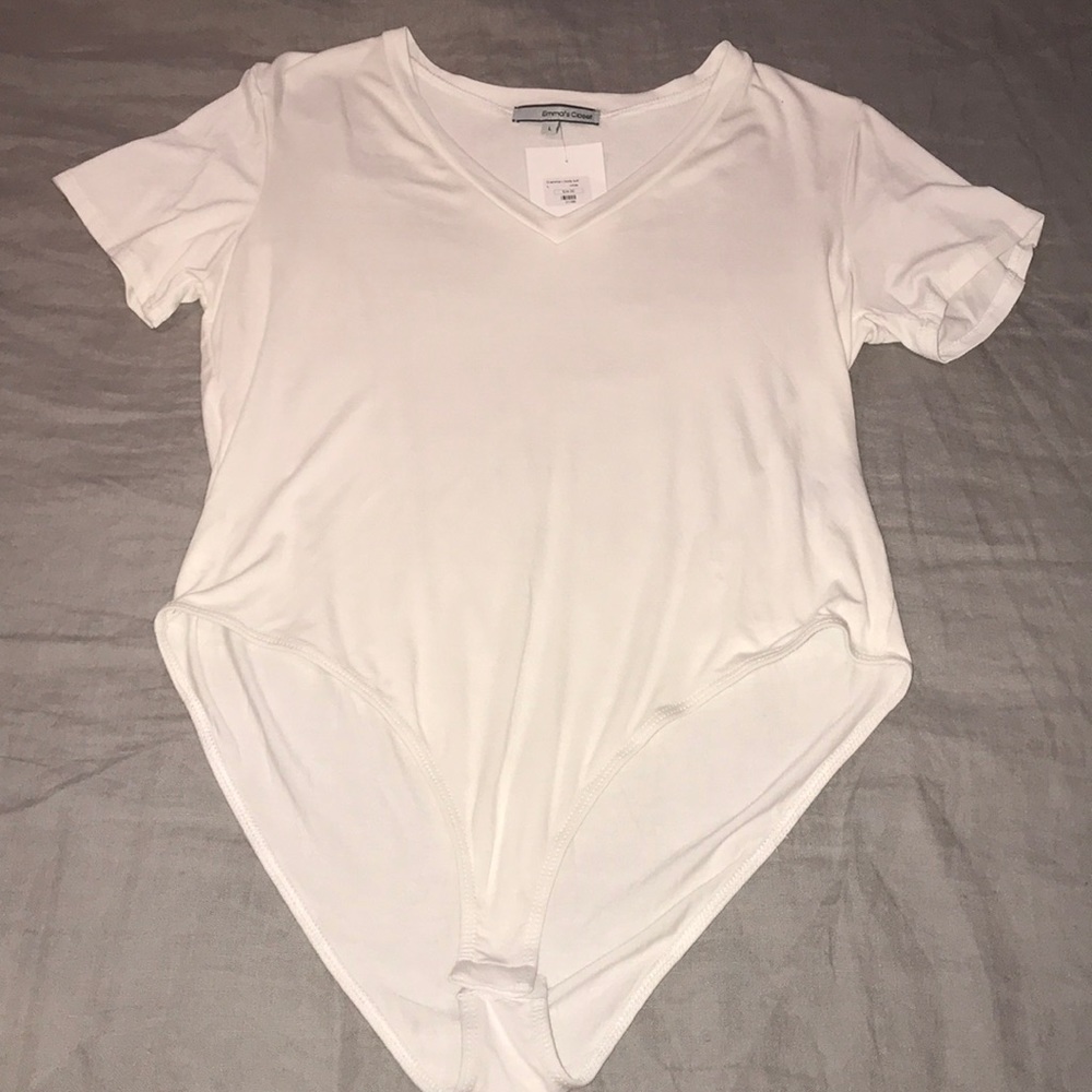 White v-neck body suit short sleeve